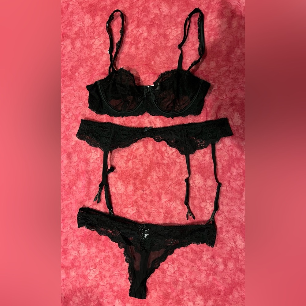 Victoria’s Secret vintage Dream Angels black lace/unlined bra, panty & garter